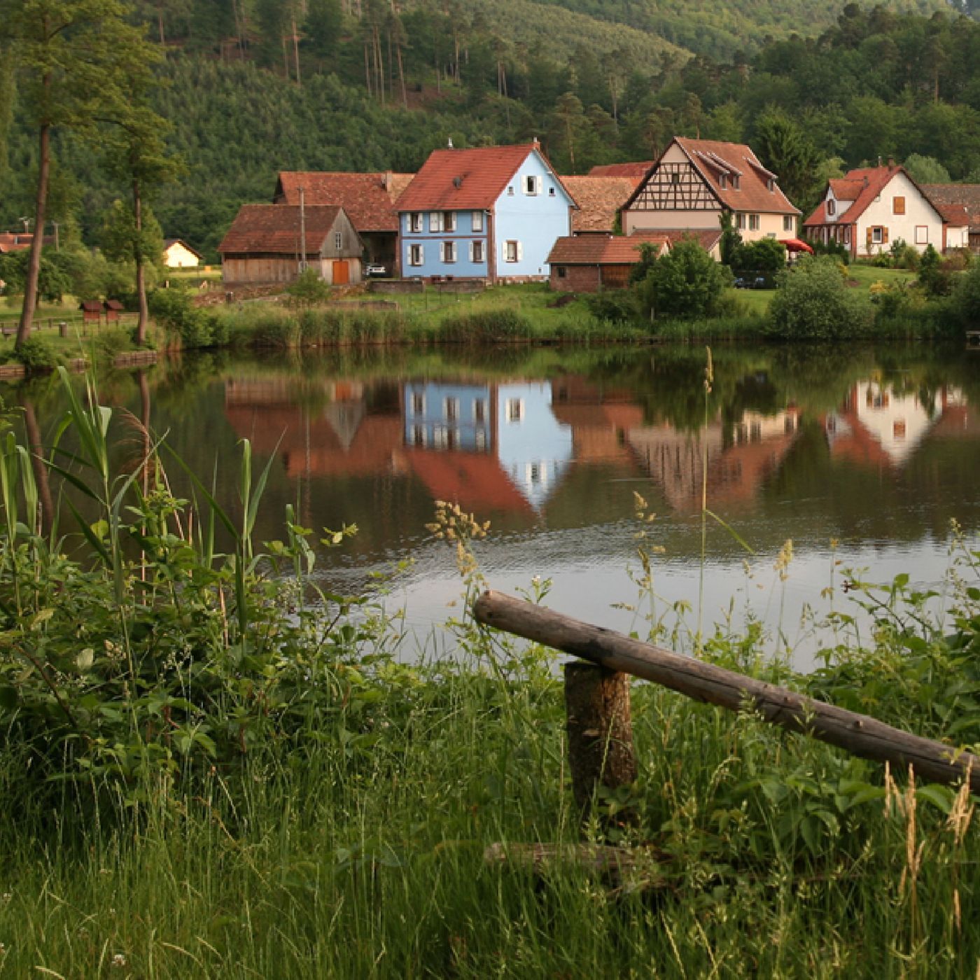 Village lorrain au bord de l'eau, en lisière de forêt