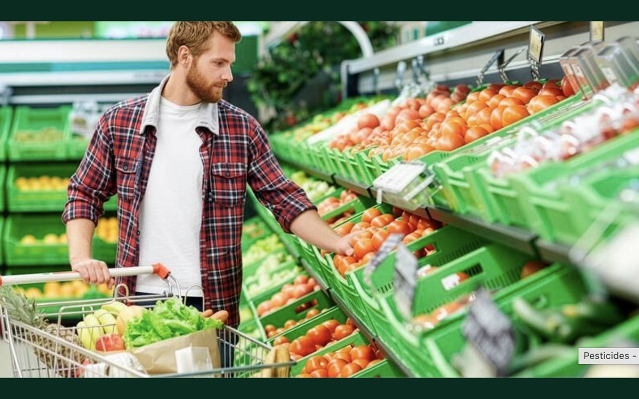 Client devant le rayon fruits et légumes d'un supermarché